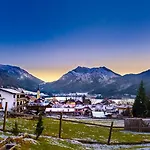 Ruhige Mit Seeblick In Zentraler Lage Mit Frisch Renovierter Kueche
